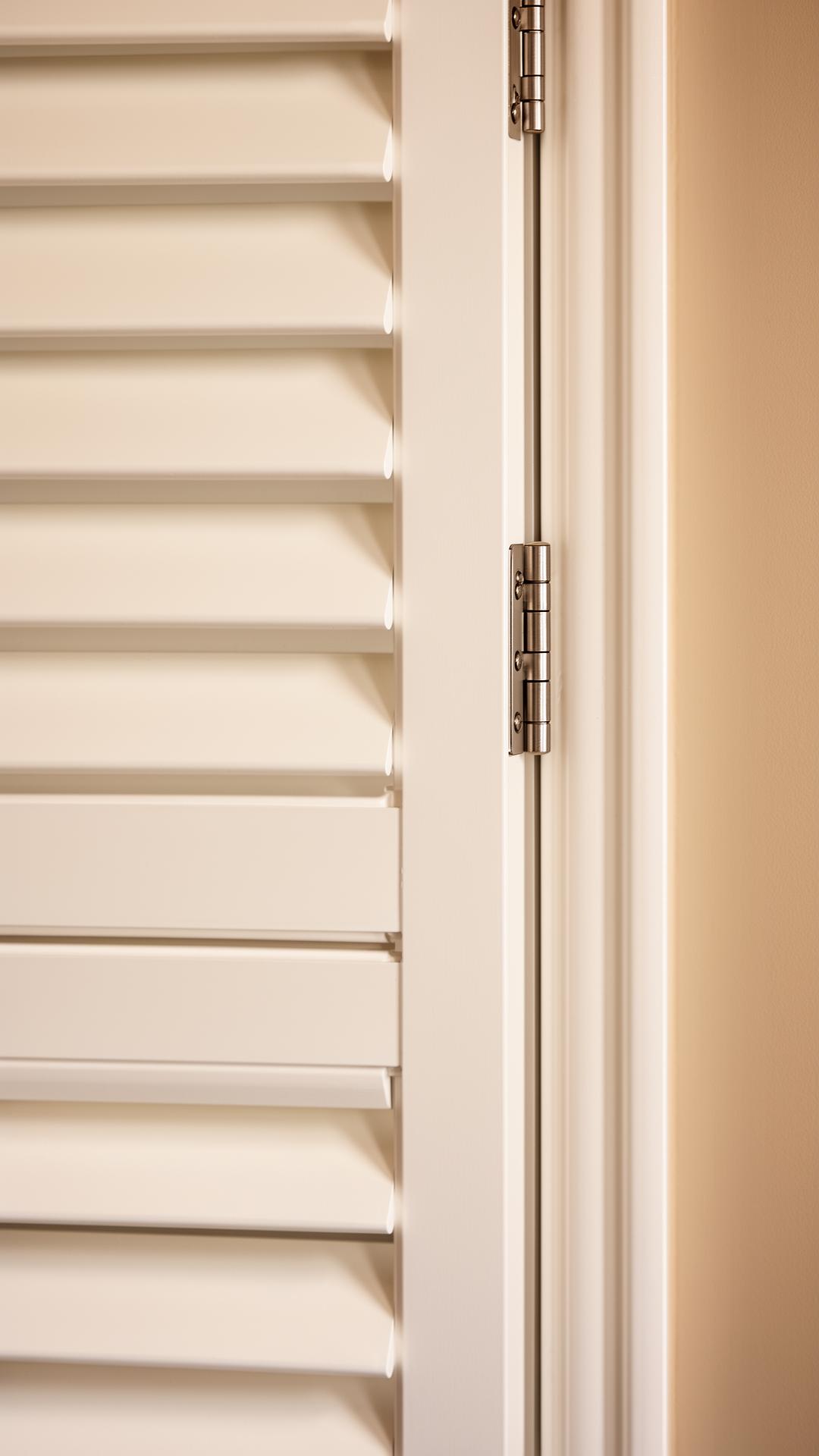 Tier on tier shutter mid-rail detail